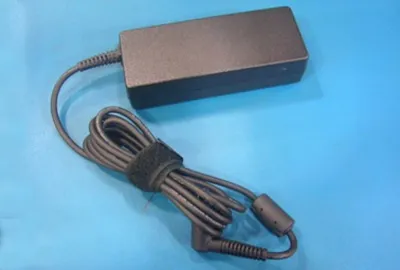 - Strömadapter - AC 100-240 V - 65 Watt - Värld