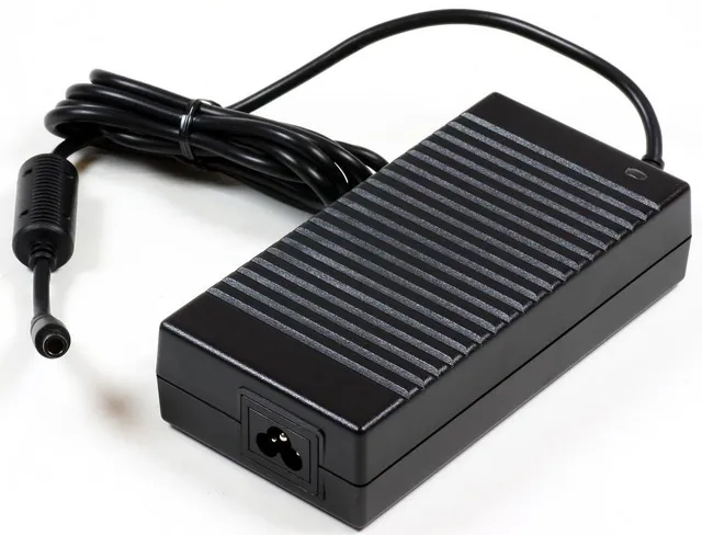 - Strömadapter - 150 Watt - för Dell Ins