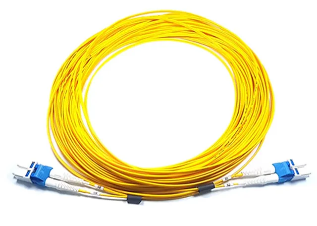 - Patch-kabel - LC enkelläge (hane) till LC enkelläge (hane) - 15 m - fiberoptisk - duplex